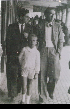 Federico Velasco (con gafas) con José Antonio (Centro). Foto pasando por los soportales de la Pza. Mayor de Medina del Campo, desde niño fué su protector y maestro de la medicina, tanto en lo humano, cómo profesionalmente.